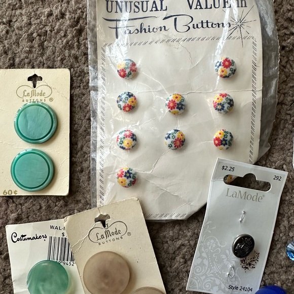 Assorted Vintage Button Collection - Picture 2 of 5